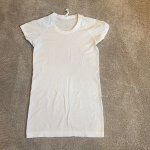 WHITE LULULEMON SWIFTY TECH // WHITE SIZE 4